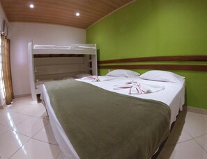 Minibar, escritorio, cortinas blackout y wifi gratis 
