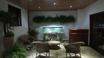 Área de estar no saguão