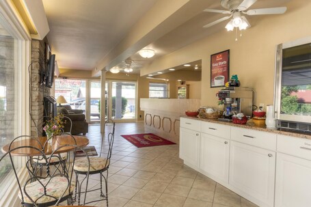 Belle Aire Motel - Image 14