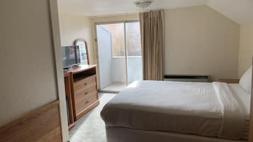 Premium bedding, in-room safe, free WiFi, bed sheets