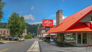Un motel avec un toit rouge et une grande enseigne.