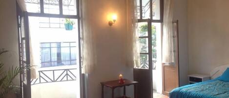 Tabla de planchar con plancha, wifi gratis y ropa de cama