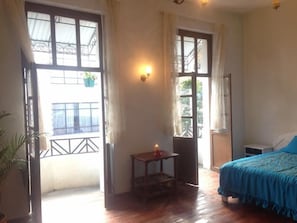 Tabla de planchar con plancha, wifi gratis y ropa de cama 
