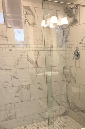 Standard Room, 1 King Bed | Bathroom | Shower, free toiletries, hair dryer, towels - Talbott Inn (Bardstown)