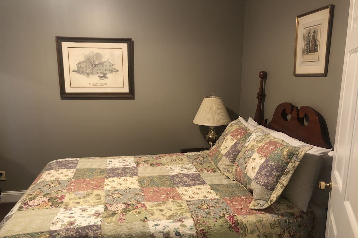 Standard Suite, 1 Queen Bed | Desk, free rollaway beds, free WiFi, bed sheets