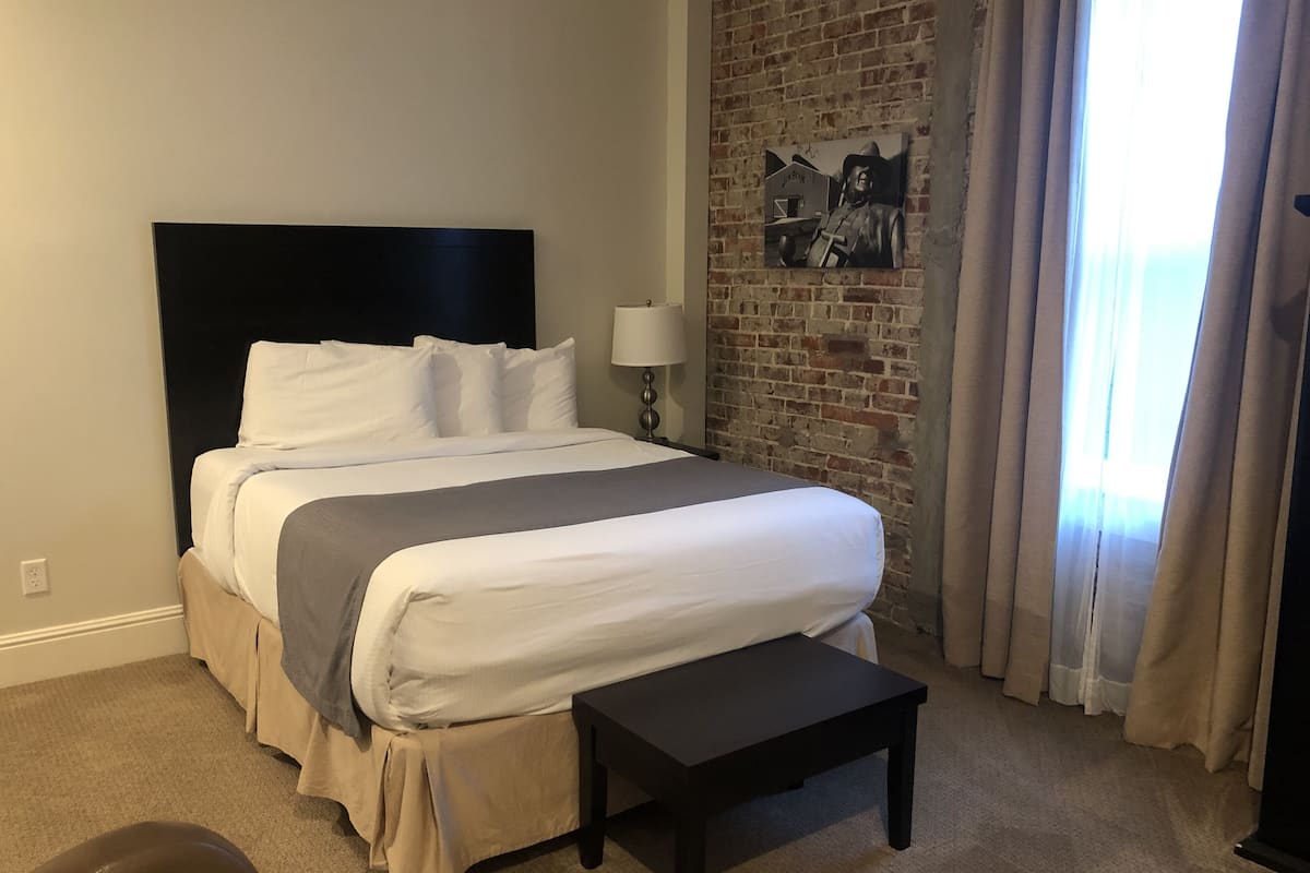 Standard Room, 1 Queen Bed | Desk, free rollaway beds, free WiFi, bed sheets