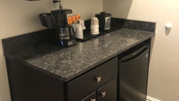 Quarto standard, 1 cama Queen | Escrivaninha, camas extras/dobráveis, Wi-Fi de cortesia, roupa de cama