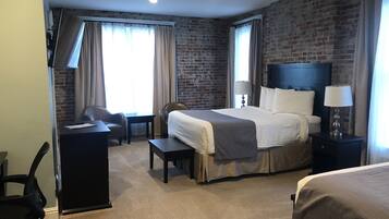 標準客房, 2 張加大雙人床 | 書桌、免費折疊床/加床、免費無線上網、床單