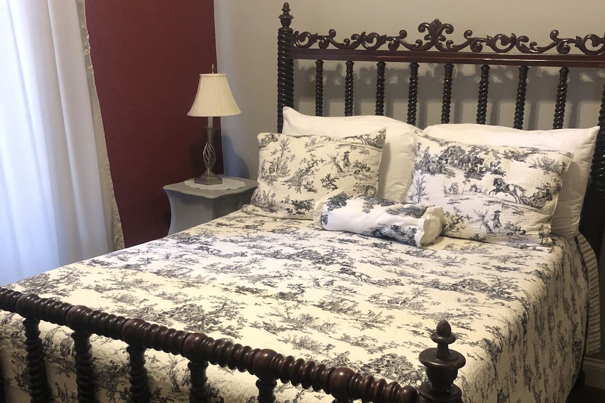 Standard Room, 1 Queen Bed | Desk, free rollaway beds, free WiFi, bed sheets