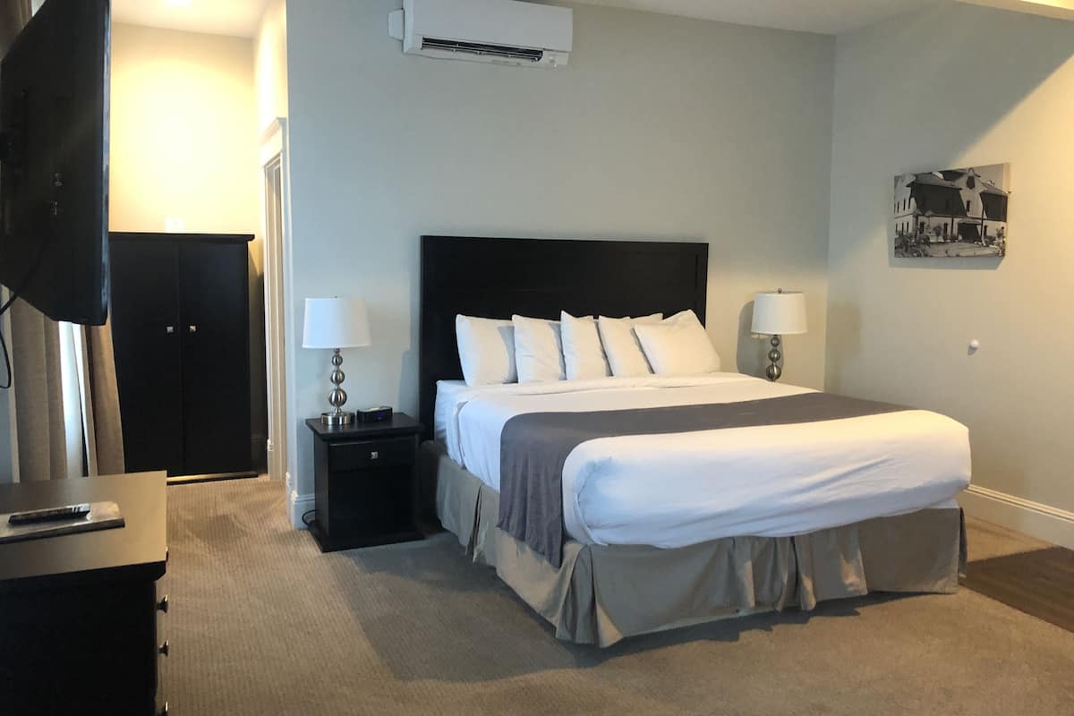 Standard Room, 1 King Bed | Desk, free rollaway beds, free WiFi, bed sheets