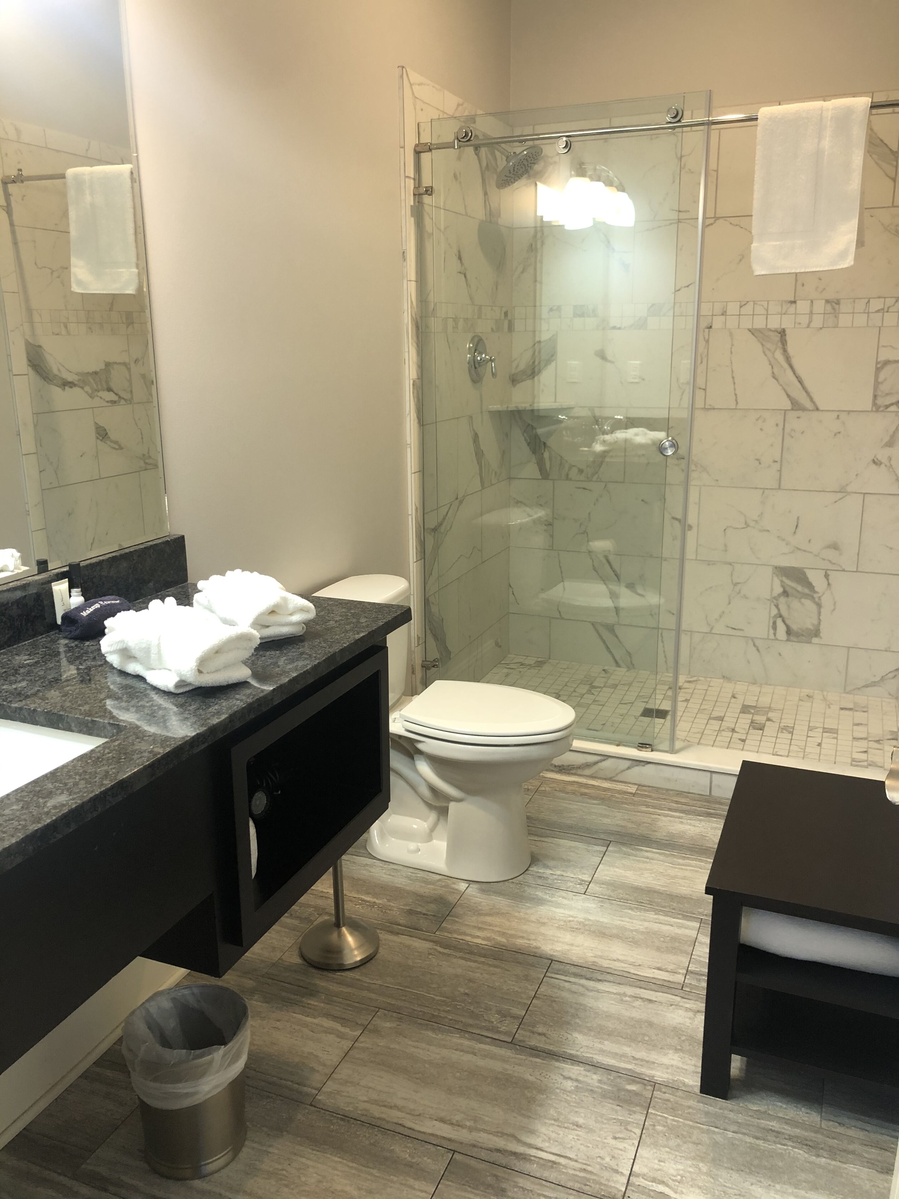 Standard Room, 1 King Bed | Bathroom | Shower, free toiletries, hair dryer, towels