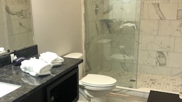 Standard Room, 1 King Bed | Bathroom | Shower, free toiletries, hair dryer, towels