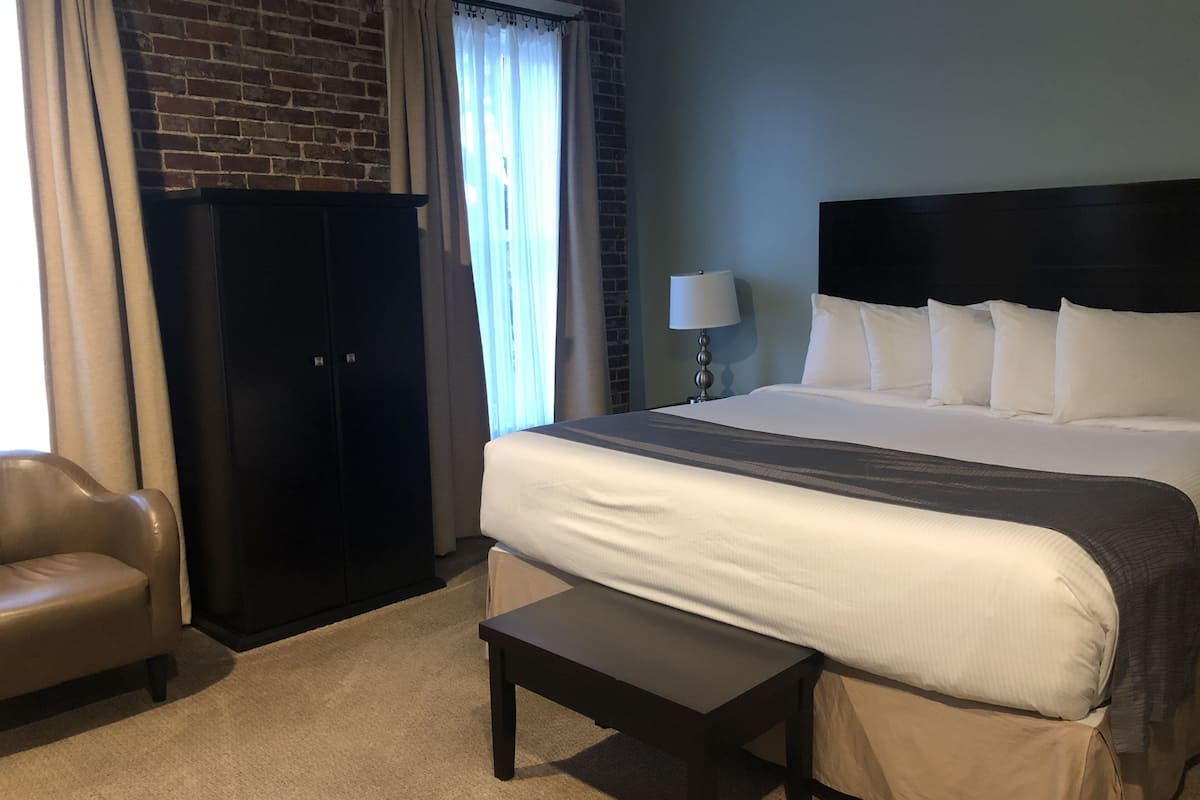 Standard Room, 1 King Bed | Desk, free rollaway beds, free WiFi, bed sheets