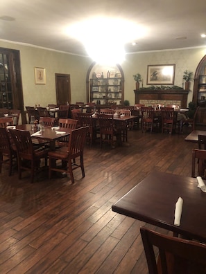 Café da manhã completo grátis todos os dias