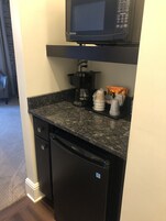 Standard Room, 1 King Bed | Desk, free rollaway beds, free WiFi, bed sheets