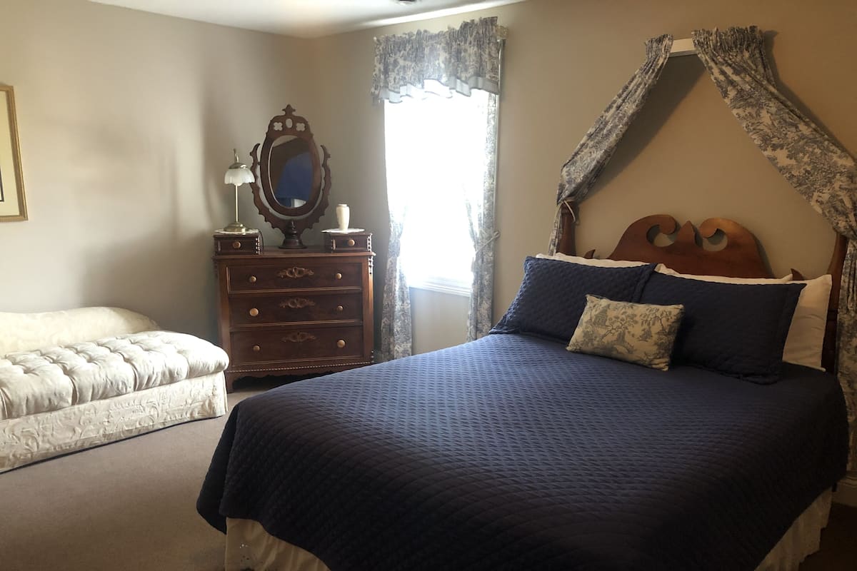 Standard Room, 1 Queen Bed | Desk, free rollaway beds, free WiFi, bed sheets