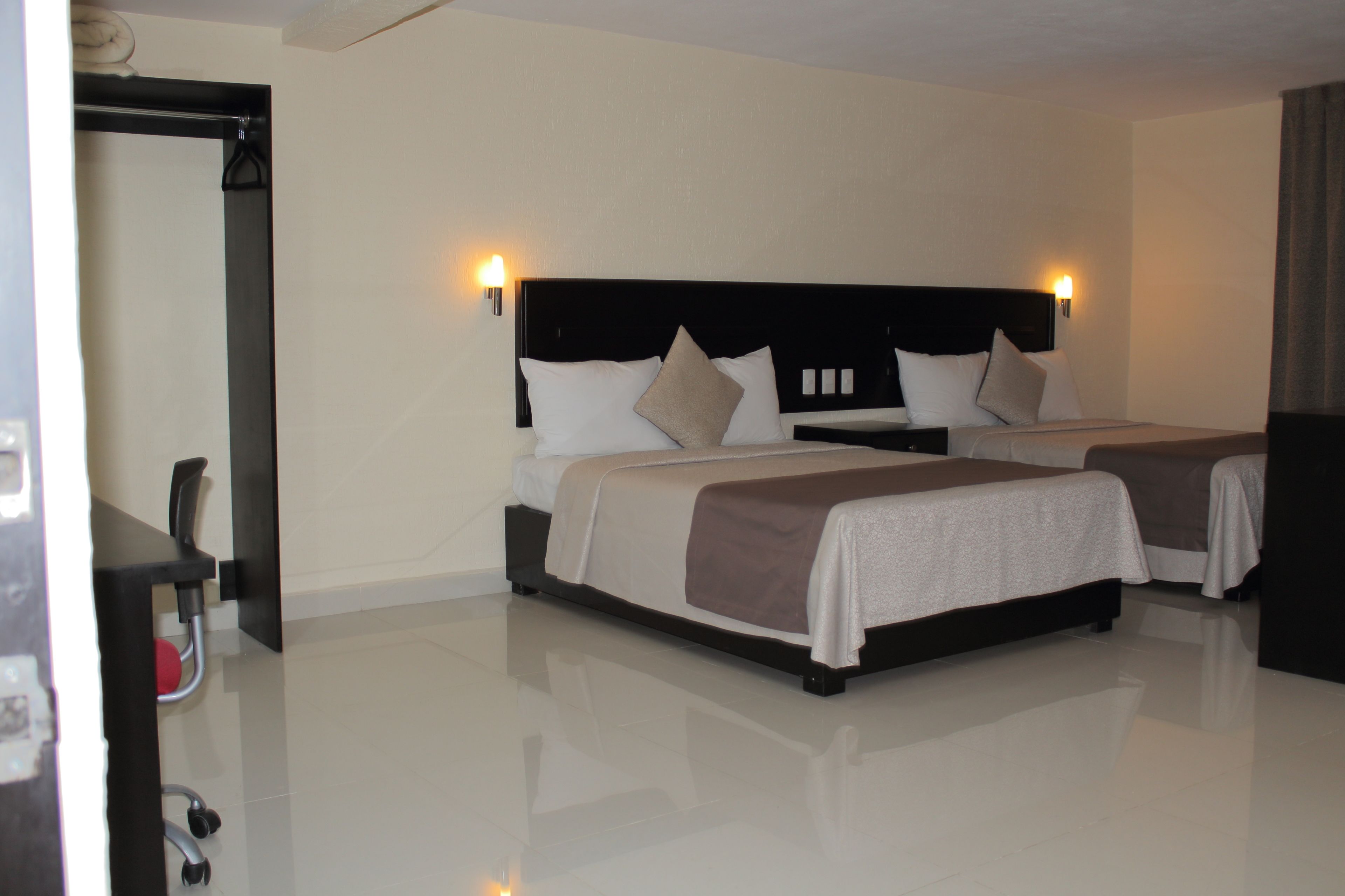 家庭房, 1 间卧室 | 客房内保险箱、办公桌、熨斗/熨衣板、免费 WiFi