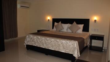 Caja de seguridad en la habitación y escritorio