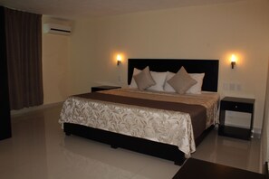 标准套房, 1 张特大床 | 客房内保险箱、办公桌、熨斗/熨衣板、免费 WiFi