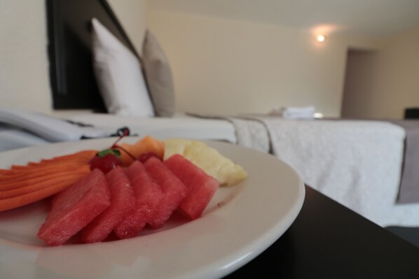 A plate of sliced fruits on a table in a hotel room. - Hotel Quinta Chiapas (Tuxtla Gutierrez)