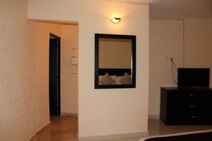 Suite Standard, 1 letto king | Una cassaforte in camera, una scrivania, ferro/asse da stiro