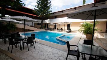 Außenpool, Sonnenschirme