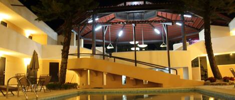 Piscine extérieure, parasols de plage