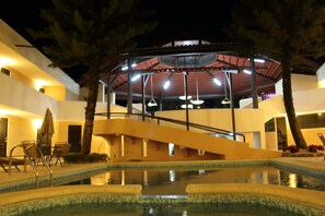 Outdoor pool, pool umbrellas - Hotel Quinta Chiapas (Tuxtla Gutierrez)