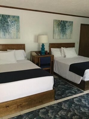 Escritorio, tabla de planchar con plancha y cunas 