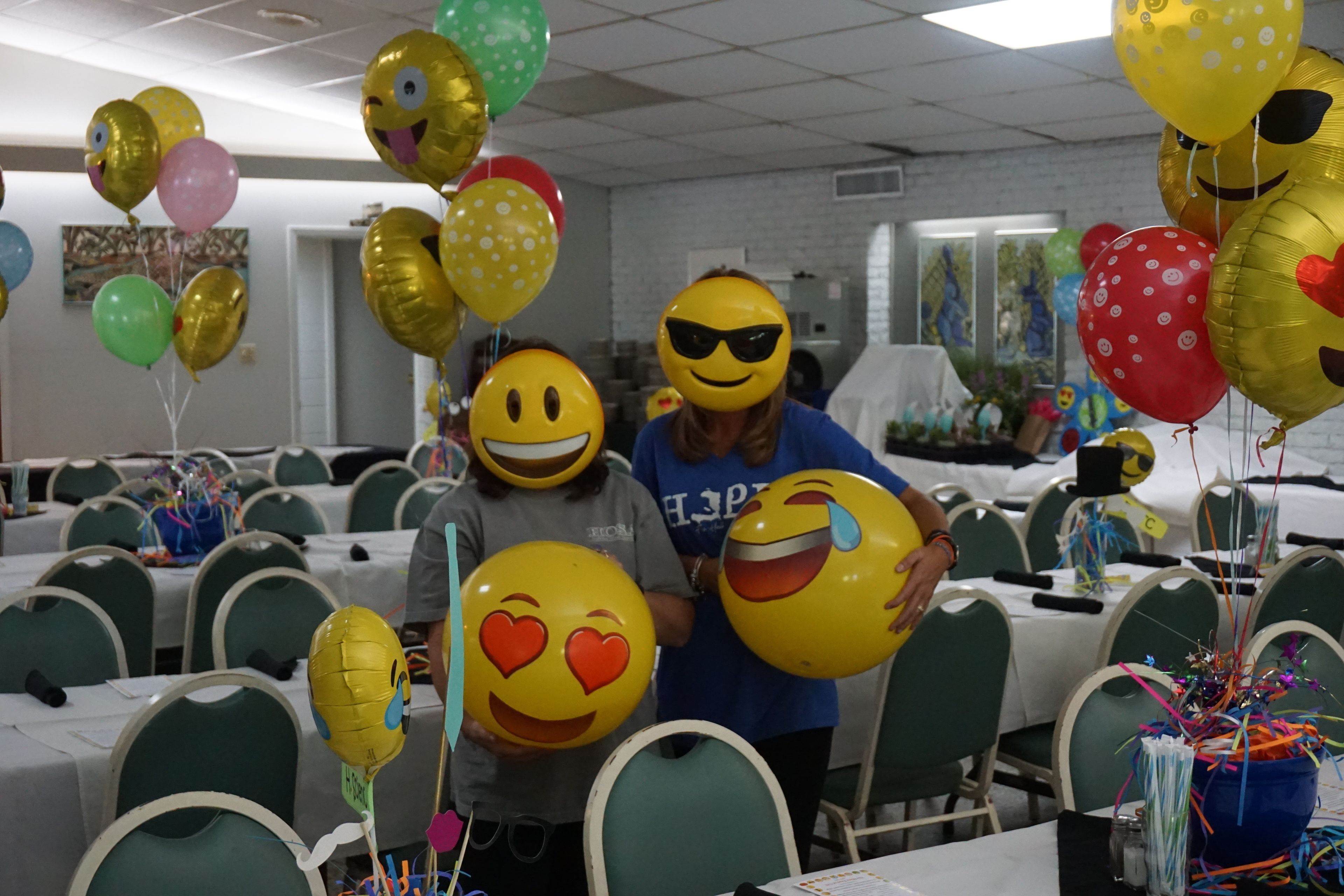 Una habitación con mesas y sillas dispuestas para un evento.
