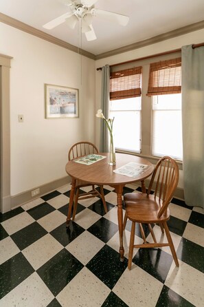 Deluxe Studio | Dining room