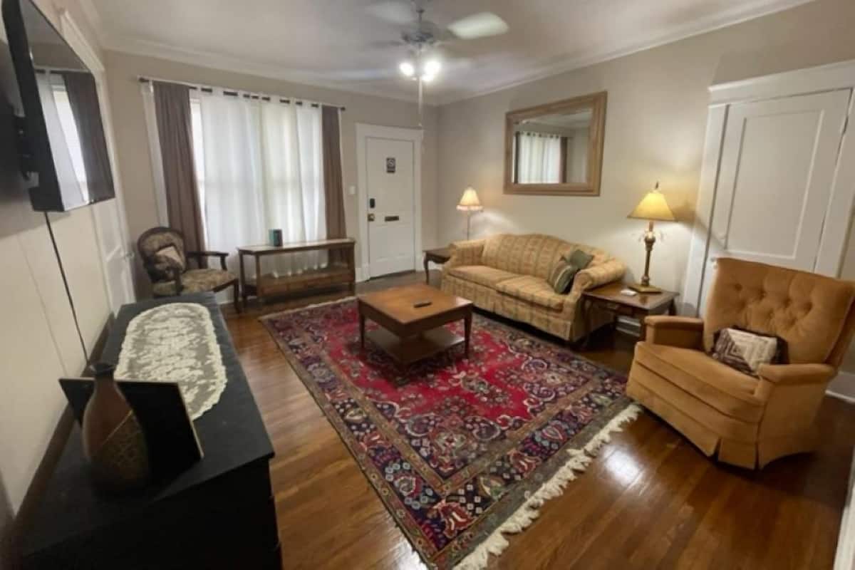 Suite estudio Prestigio, 1 cama King size y sofá cama, patio, vista al patio | Área de sala de estar | Televisión de pantalla plana, Hulu y servicios de streaming