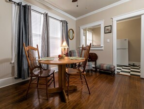 Deluxe Studio | Dining room - Memphis Belvedere Suites (Memphis)