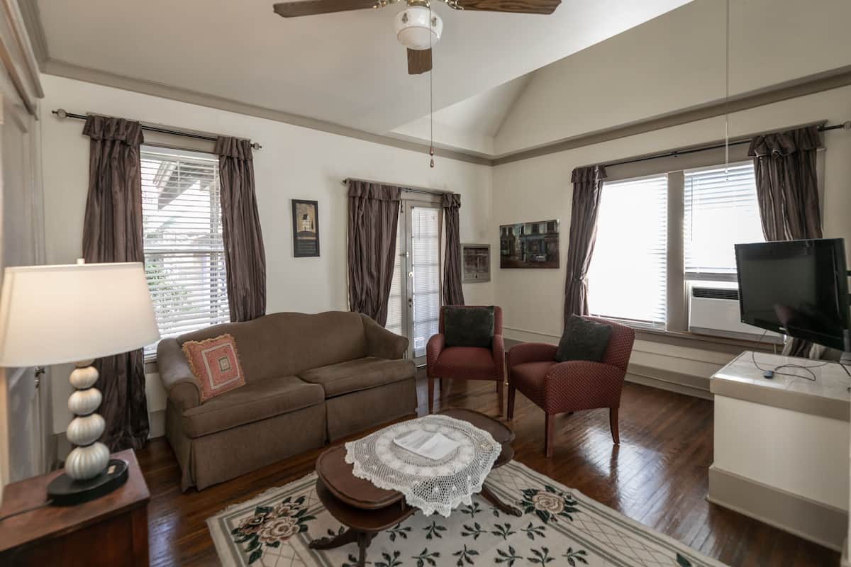 Casa de ciudad Deluxe, 1 habitación, balcón, en esquina | Área de sala de estar | Televisión de pantalla plana, Hulu y servicios de streaming