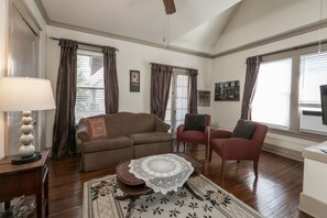 Deluxe Townhome, 1 Bedroom, Balcony, Corner #6 | Living area | 44-inch flat-screen TV with cable channels, TV, Hulu - Memphis Belvedere Suites (Memphis)