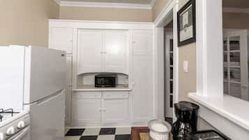 Deluxe Studio | Private kitchen | Fridge, microwave, oven, stovetop