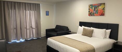 Studio | 1 bedroom, in-room safe, soundproofing, iron/ironing board