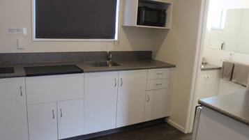 スタジオ | 専用簡易キッチン | 冷蔵庫、電子レンジ、コーヒー / ティーメーカー、電気ポット