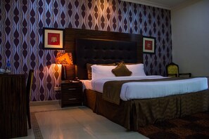 In-room safe, bed sheets - Villa Angelia Boutique Hotel, Ikoyi (Lagos)