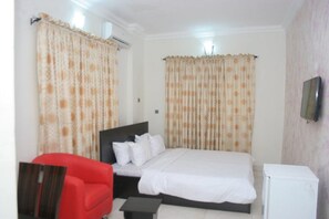 Executive Room, 1 King Bed | 1 bedroom, desk, laptop workspace, bed sheets