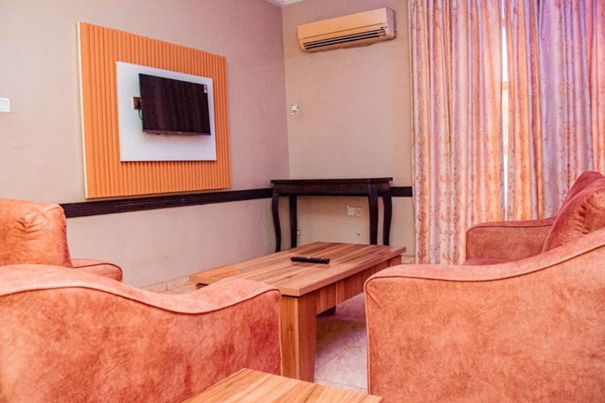Rom – executive, 1 queensize-seng | Oppholdsområde | En 32-tommers Flatskjerm-TV med kabel-kanaler samt TV