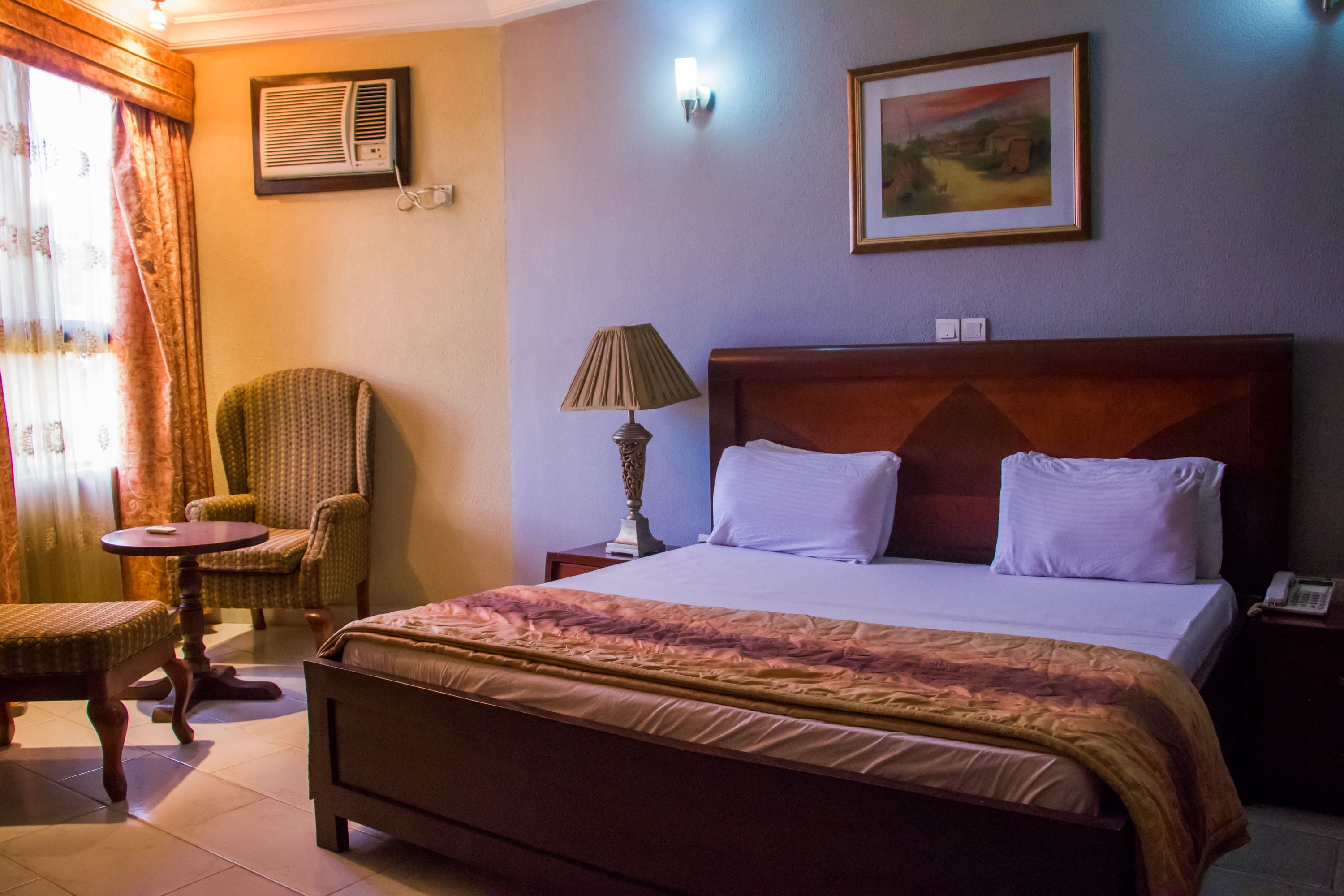 Executive Room, 1 Queen Bed | Desk, laptop workspace, bed sheets