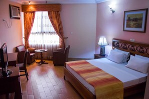 Standardzimmer, 1 Doppelbett | Schreibtisch, laptopgeeigneter Arbeitsplatz, Bettwäsche