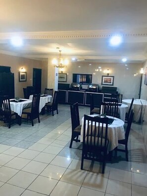 Restaurant - Dees Hotels, Apartments and Suites (Lagos)