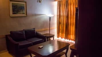 Executive Room, 1 Queen Bed | Living area | 32-inch flat-screen TV with cable channels, TV
