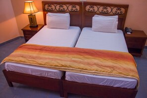 Escritorio, espacio para trabajar con laptop y ropa de cama 