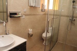 Deluxe Room, 1 Double Bed | Bathroom | Towels