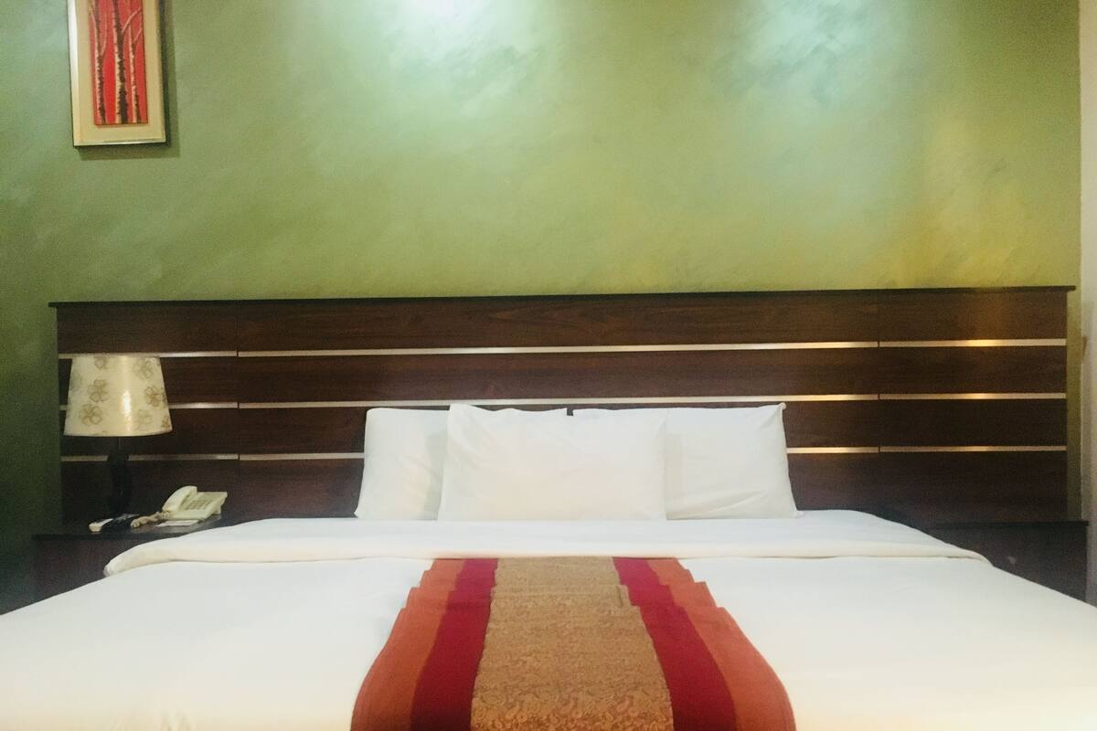 Queen Suite | Meja, ruang kerja komputer riba, Wi-fi percuma, cadar katil