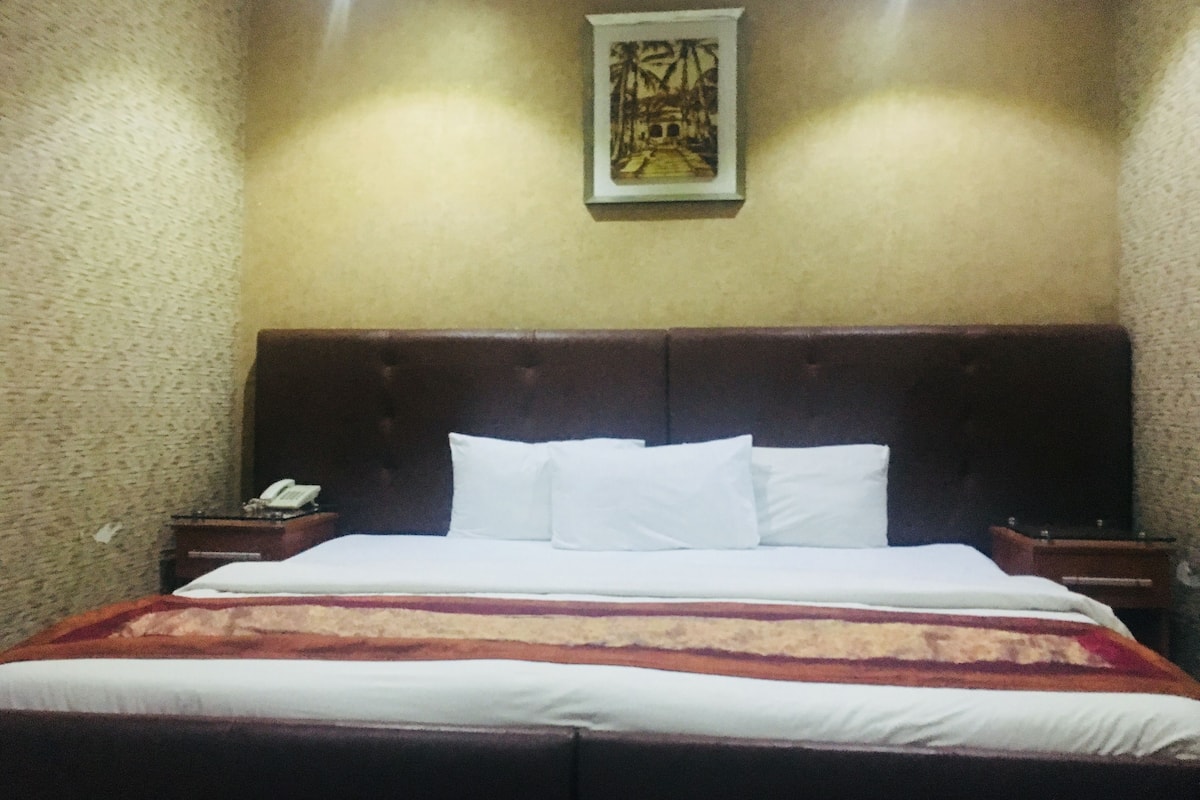 Business Room | Meja, ruang kerja komputer riba, Wi-fi percuma, cadar katil