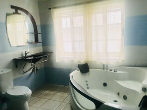 Executive Suite | Kylpyhuone | Suihku, sadesuihkupää, ilmaiset hygieniatuotteet, pyyhkeet